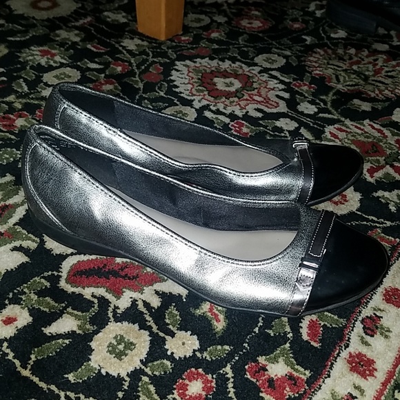 Black&silver flats with silver clutch/purse - Picture 2 of 6